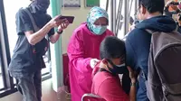 Wartawan mendapat giliran vaksinasi Covid-19 pada tahap kedua di Banyumas, Jawa Tengah. (Foto: Liputan6.com/Rudal Afgani)