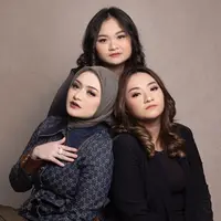 Dengan konsep misterius, ketiganya tampil stylish dengan gaya masing-masing. Nathalie memakai baju berwarna navy dengan hijab coklat cedar. Sedangkan Tasya dan Nadya memakai outfit serba hitam. (Liputan6.com/IG/@tasyaholscher)