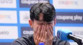 Son Heung-min tak bisa membendung air mata saat mengumumkan keputusan meninggalkan Tottenham Hotspur pada konvensi pers jelang melawan Newcastle United pada arena Coupang Play Series di Seoul, Korea Selatan, Sabtu (2/8/2025). (AP Photo/Ahn Young-joon)