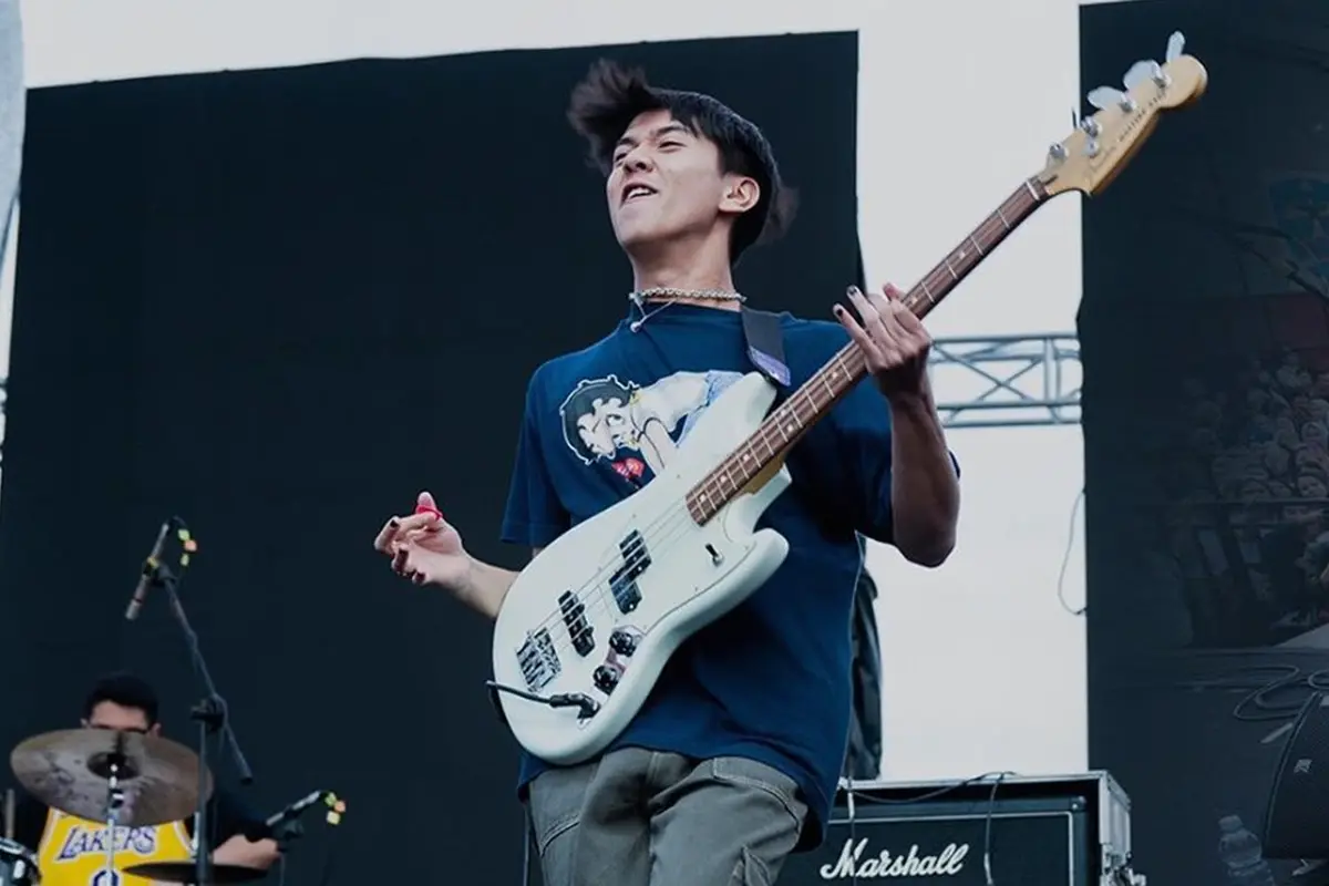 FOTO: Gaya Iqbaal Ramadhan di Atas Panggung, Tampil Memukau