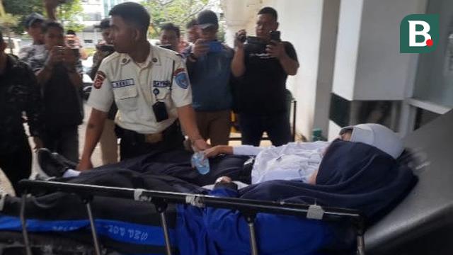 Siswa korban keracunan makanan saat dibawa ke RSUD Sayang Cianjur diduga usai santap MBG. (Liputan6.com/Fira Syahrin).