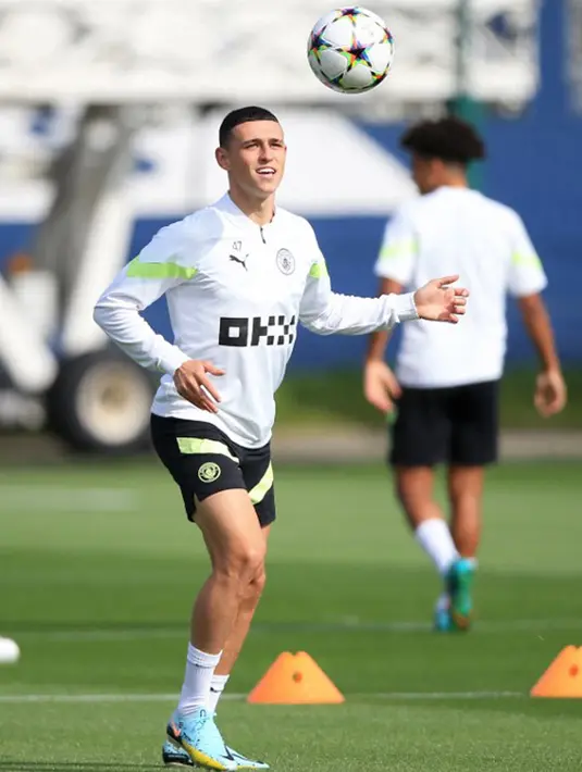 Pemain Manchester City Phil Foden saat sesi latihan di tempat latihan Manchester City di Manchester, Inggris, 13 September 2022. Manchester City akan menghadapi Borussia Dortmund pada pertandingan sepak bola Grup G Liga Champions. (Lindsey Parnaby/AFP)