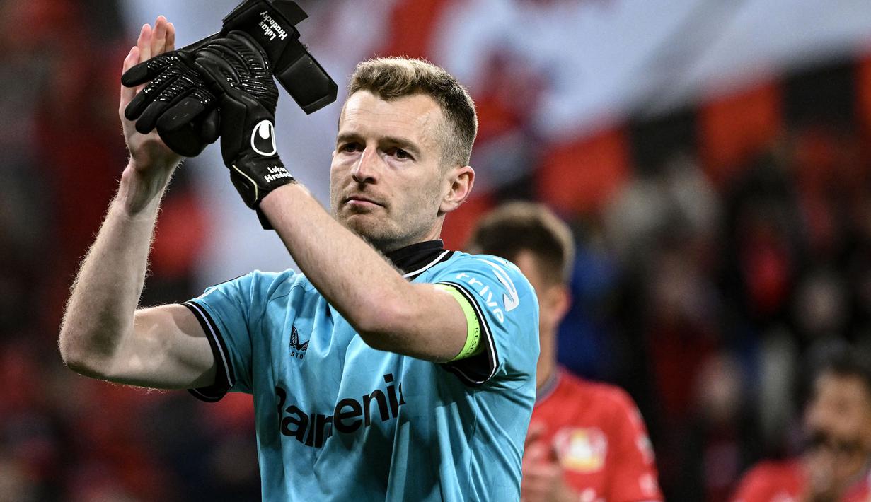 Lukas Hradecky, kiper asal Finlandia berusia 34 tahun yang kini tengah menjalani musim ke-6 bersama Bayer Leverkusen masih menjadi andalan klubnya di Liga Jerman sejak didatangkan dari Eintracht Frankfurt pada awal musim 2018/2019. Hingga kini ia telah tampil dalam 233 laga bersama Bayer Leverkusen di semua ajang dengan torehan 69 kali clean sheet dan kebobolan 294 gol. Pada musim 2023/2024 sendiri ia telah mencatatkan 8 kali clean sheet dari total 17 laga di semua ajang kompetisi. (AFP/Ina Fassbender)