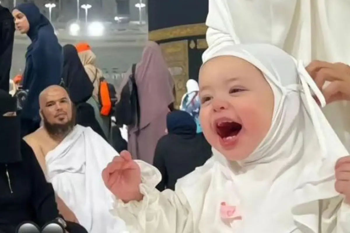 Jennifer Coppen saat Umrah Bersama Putrinya Kamari