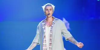 Justin Bieber kembali datang dengan ulah baru. Baru saja membuat fansnya senang dengan penampilannya, Justin kembali menyakiti fansnya. Dari dalam mobil, Justin memukul wajah seorang laki-laki sampai berdarah. (AFP/Bintang.com)