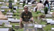 Warga memanjatkan doa saat berziarah ke makam kerabat di Taman Pemakaman Umum (TPU) Kemiri, Rawamangun, Jakarta, Minggu (23/4/2023). (merdeka.com/Iqbal S. Nugroho)