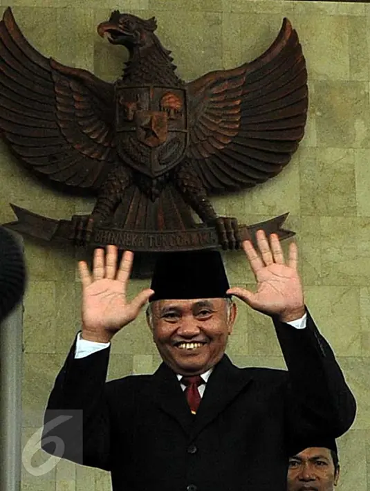 Ketua KPK terpilih Agus Rahardjo melambaikan tangan di Gedung KPK, Jakarta, Senin (21/12). Lima pimpinan KPK yang baru akan dilantik oleh Presiden Jokowi sebagai pimpinan KPK periode 2015-2019. (Liputan6.com/Helmi Afandi)