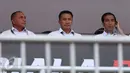 Presiden Joko Widodo (kanan) bersama Ketua Umum PSSI, Edy Rahmayadi (kiri) dan Menpora Imam Nahrawi duduk di podium jelang pembukaan turnamen Piala Presiden 2017 di Stadion Maguwoharjo, Sleman, Sabtu (4/2). (Liputan6.com/Helmi Fithriansyah)