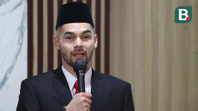 Foto: Pakai Peci Hingga Ucapkan Sumpah, Jordi Amat dan Sandy Walsh Sah Jadi Warlok