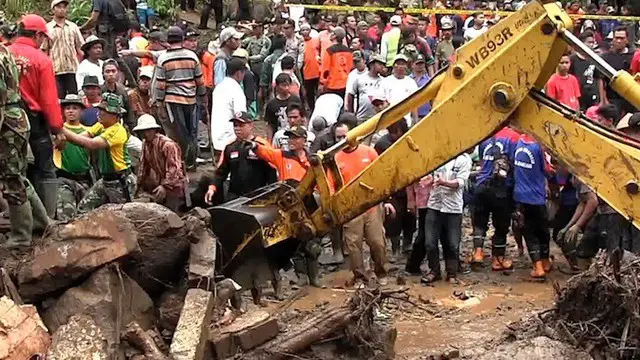 Setelah sempat terhenti, pencarian korban banjir bandang di Dusun Nipis, Desa Sambungrejo, Kabupaten Magelang, Jawa Tengah dilanjutkan Ahad (30/04/2017). 