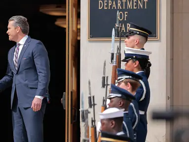 Menteri Urusan Perang Amerika Serikat, Pete Hegseth (kedua kiri) menyambut kedatangan Menteri Pertahanan Republik Indonesia, Sjafrie Sjamsoeddin, sesaat sebelum upacara penghormatan di Pentagon, Arlington, Virginia, pada 13 April 2026. Menteri Pertahanan Republik Indonesia, Sjafrie Sjamsoeddin, bertemu dengan Menteri Urusan Perang Amerika Serikat, Pete Hegseth. (Chip Somodevilla/Getty Images North America/Getty Images via AFP)