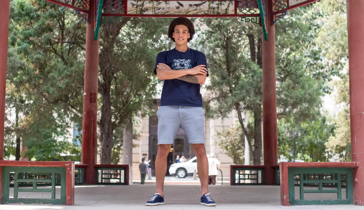 Gelandang Belgia, Axel Witsel berpose saat menikmati kota Tianjin, China (6/10). Witsel resmi bergabung dengan klub Tianjin Quanjian dari Zenit St. Petersburg dengan gaji tahunan sebesar 18 juta euro. (AFP Photo/Olli Geibel)