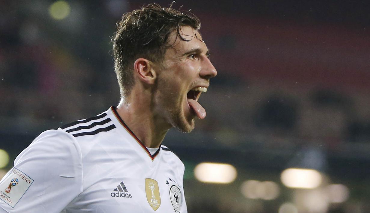 Gelandang Jerman, Leon Goretzka, melakukan selebrasi usai mencetak gol ke gawang Azerbaijan pada laga kualifikasi Piala Dunia di Stadion Fritz Walter, Minggu (8/10/2017). Jerman menang 5-1 atas Azerbaijan. (AP/Michael Probst)