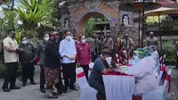 Jokowi meninjau pelaksanaan vaksinasi COVID-19 massal di Gianyar, Bali, Sellasa, 16 Maret 2021. (Foto: Tangkapan layar Youtube Setpres_RI)