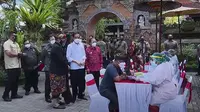 Jokowi meninjau pelaksanaan vaksinasi COVID-19 massal di Gianyar, Bali, Sellasa, 16 Maret 2021. (Foto: Tangkapan layar Youtube Setpres_RI)