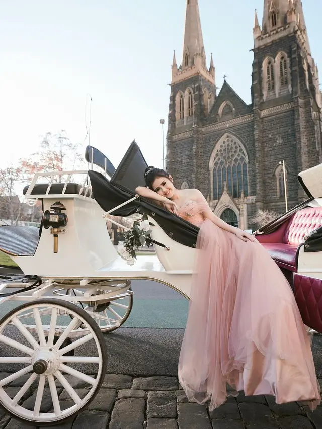 6 Potret Melisa Hart saat Pakai Off Shoulder Dress, Tampil Menawan
