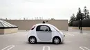 Sebuah prototipe kendaraan self-driving Google terlihat selama preview media kendaraan otonom Google saat ini di Mountain View, California, AS (29/9/2015). (REUTERS/Elia Nouvelage)