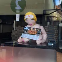 Boneka seks jadi pemegang menu di kedai pizza ini.