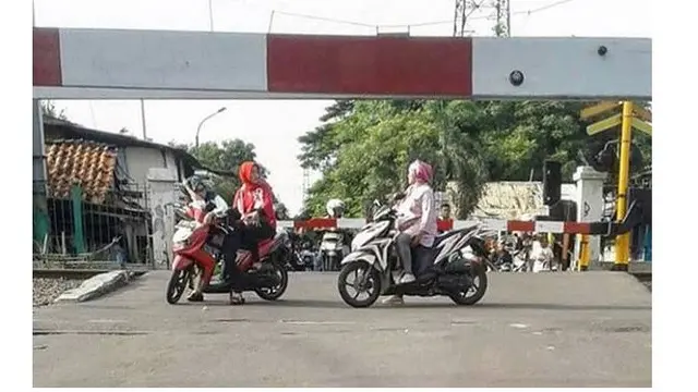 6 Kelakuan Emak-Emak saat Gosip Ini Bikin Geleng Kepala