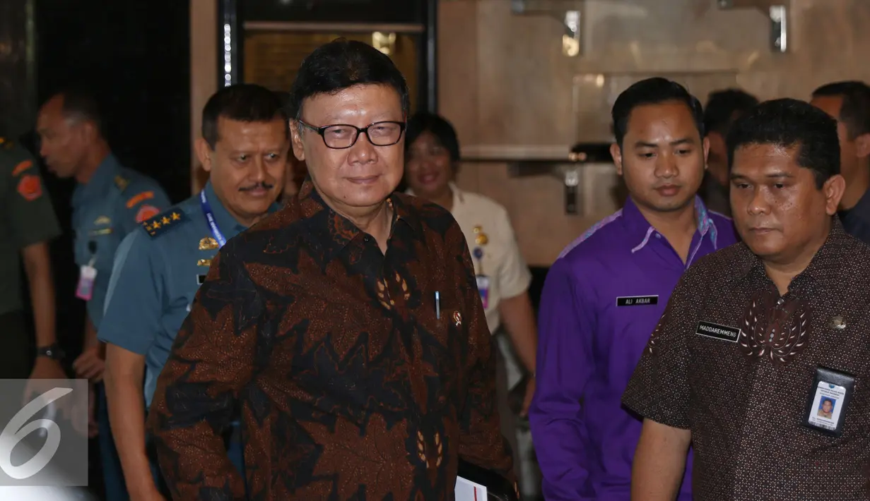 Mendagri, Tjahjo Kumolo usai mengikuti Rapim Kemenhan RI tahun 2017 di Jakarta, Kamis (12/1). Rapat dihadiri sejumlah menteri serta Kepala Staff Angkatan dan berlangsung tertutup. (Liputan6.com/Helmi Fithriansyah) 
