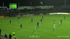 Berikut kejadian aneh di Liga Denmark, bola tendangan gawang kiper Sonderjyske berbalik ke arahnya kembali. This video presented by Ballball