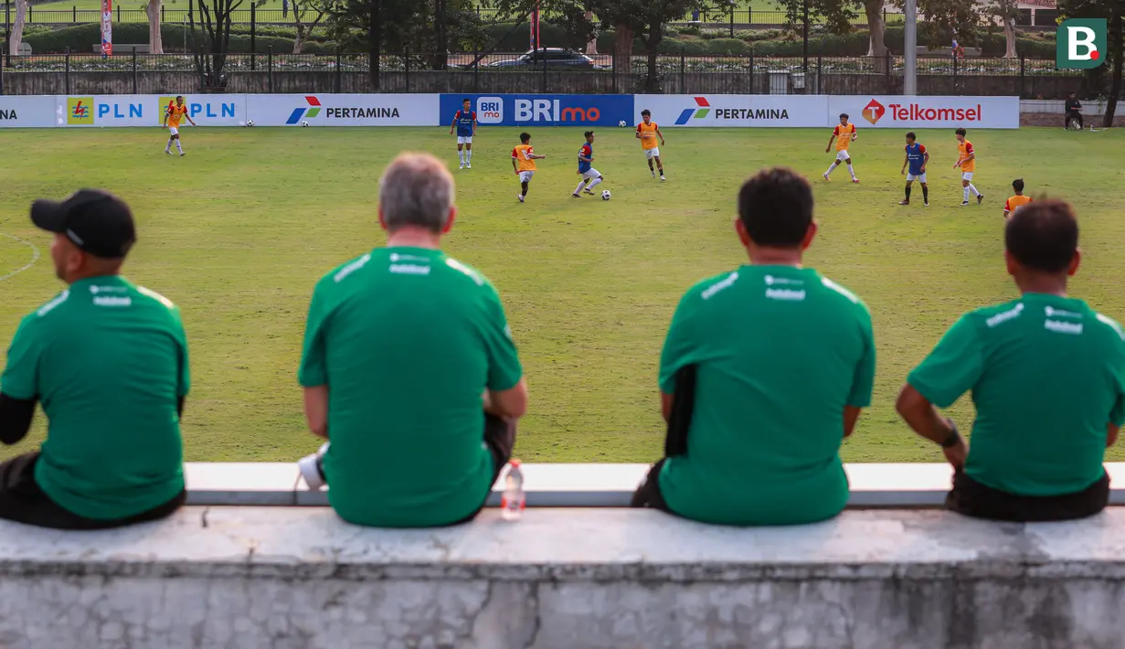 <p>Sejumlah peserta seleksi Timnas Indonesia U-17 melakukan latihan di Lapangan A, Kompleks Stadion Utama Gelora Bung Karno (SUGBK), Senayan, Jakarta, Selasa (15/08/2023). (Bola.com/Bagaskara Lazuardi).</p>