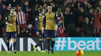 Ekepresi kekecewaan Mesut Ozil saat gawang Arsenal dibobol Southampton. (Reuters/Albert Gea)