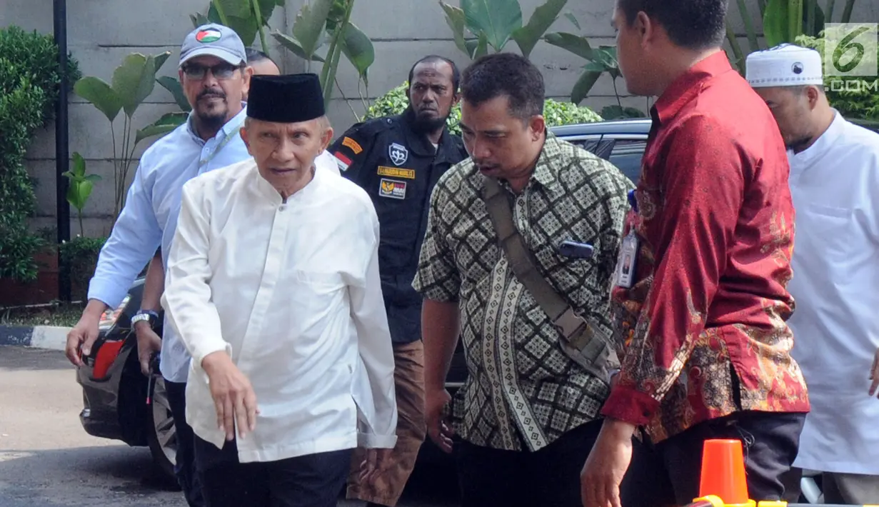 Ketua Dewan Kehormatan Partai Amanat Nasional (PAN) Amien Rais (kiri) mendatangi Gedung KPK, Jakarta, Senin (29/10). Maksud kedatangan Amien untuk mempertanyakan sejumlah kasus korupsi yang diduga lamban dalam penanganannya. (Merdeka.com/Dwi Narwoko)