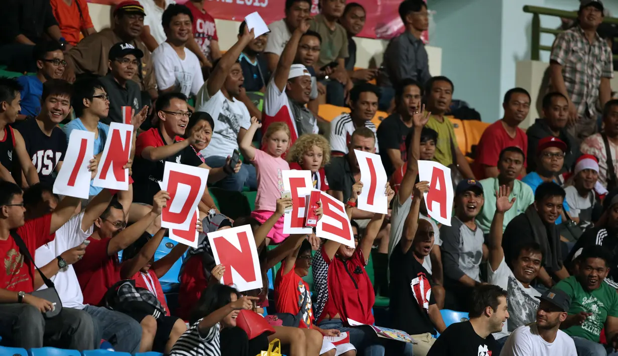 Pendukung setia Garuda Muda bersorak saat menyaksikan laga timnas Indonesia U-23 melawan Kamboja pada laga penyisihan Grup A Sea Games 2015 di Stadion Jalan Besar, Singapura, Sabtu (6/6/2015). Indonesia unggul 6-1. (Liputan6.com/Helmi Fithriansyah)