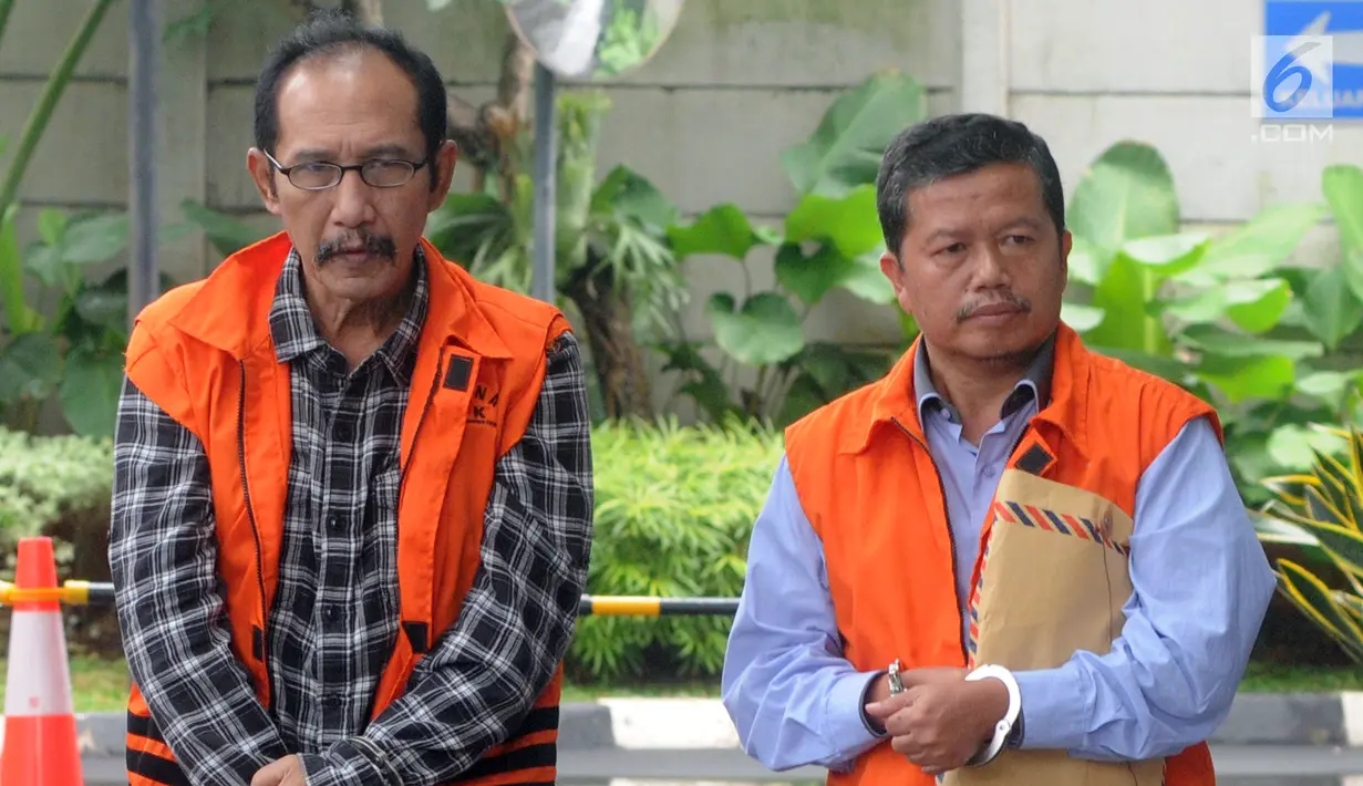 Hakim PN Jakarta Selatan nonaktif Iswahyu Widodo (kiri) dan Kepala Bidang SMP Dinas Pendidikan Kabupaten Cianjur Rosidin tiba di Gedung KPK, Jakarta, Jumat (22/2). Keduanya akan menjalani pemeriksaan lanjutan oleh penyidik KPK. (Merdeka.com/Dwi Narwoko)