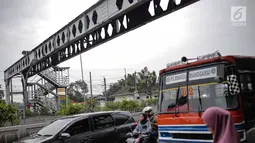 Kendaraan melintas dekat Jembatan Penyeberangan Orang (JPO) di Pasar Minggu, Jakarta, Kamis (7/3). Dinas Bina Marga DKI berencana merevitalisasi JPO Pasar Minggu yang rusak dan tidak berfungsi sejak September 2016 itu. (Liputan6.com/Faizal Fanani)