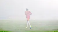 Kiper  Madura United, Hery Prasetyo menembus kumpulan asap dari flare saat melawan Persiba Balikpapan pada laga Torabika SC2016 di Stadion Gelora Bangkalan, Senin(13/6/2016).  (Bola.com/Nicklas Hanoatubun)