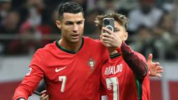 Peristiwa tersebut terjadi pada menit ke-63, ketika Cristiano Ronaldo berjalan meninggalkan lapangan. (Sergei GAPON/AFP)