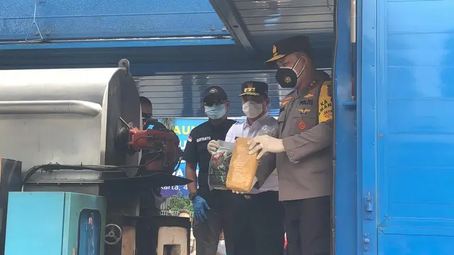 Kapolda Metro Jaya, Irjen Fadil Imran saat memusnahkan sejumlah barang bukti narkoba di Polda Metro Jaya, Rabu (3/2/2021)