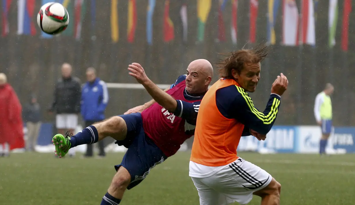 Presiden FIFA yang baru Gianni Infantino bermain bola saat pertandingan persahabatan di markas FIFA, Zurich , Swiss 29 Februari 2016. Infantino merayakan hari pertamanya sebagai Presiden FIFA dengan bertanding bola. (REUTERS / Arnd Wiegmann)