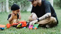 Seorang ayah bermain bersama anak balitanya. (Sumber foto: Pexels.com)