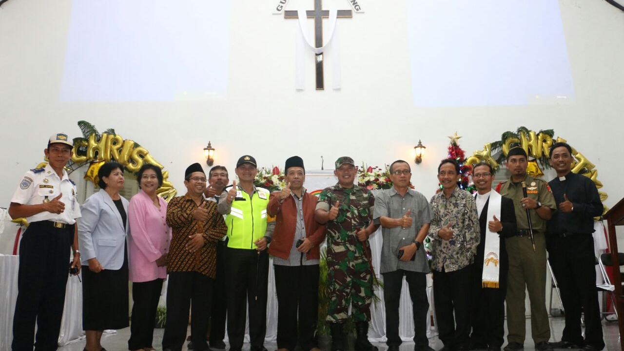 Para tokoh lintas agama berfoto bersama di Gereja Kristen Jawa (GKJ) Kebumen. (Foto: Liputan6.com/Muhamad Ridlo).