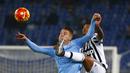 Pemain Juventus, Alex Sandro (kanan) berduel dengan pemain SS Lazio, Sergej Milinkovic pada lanjutan Liga Italia Serie A di Stadion Olimpico, Sabtu (5/12/2015) dini hari WIB. (REUTERS/Tony Gentile)