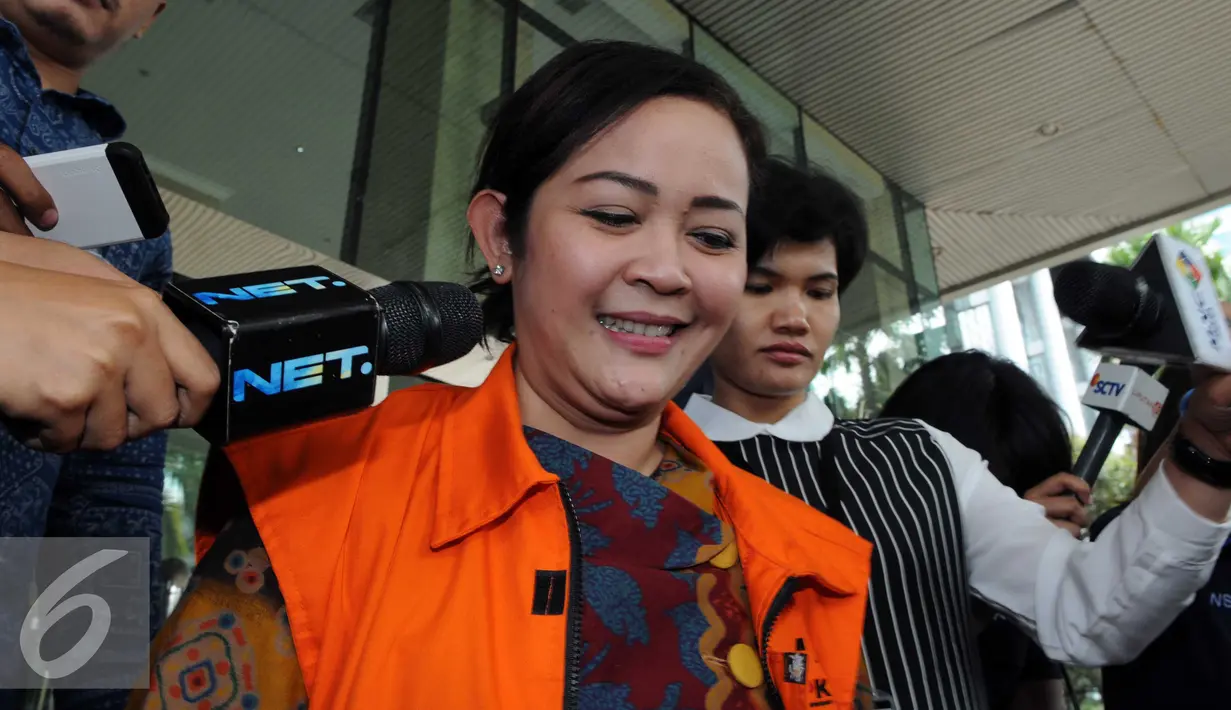 Staff anggota DPR Damayanti Wisnu Putranti, Dessy A Edwin saat ditanya awak media usai menjalani pemeriksaan di KPK, Jakarta, Jumat (4/3). Dessy tertangkap dalam operasi tangkap tangan (OTT) KPK. (Liputan6.com/Helmi Afandi)