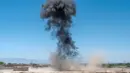 Gumpalan awan hitam mewarnai langit usai para penjinak ranjau Afghanistan dari Halo Trust meledakkan ranjau anti-tank di desa Qach Qala, provinsi Ghazni, pada 14 Mei 2024 lalu. (Wakil KOHSAR/AFP)