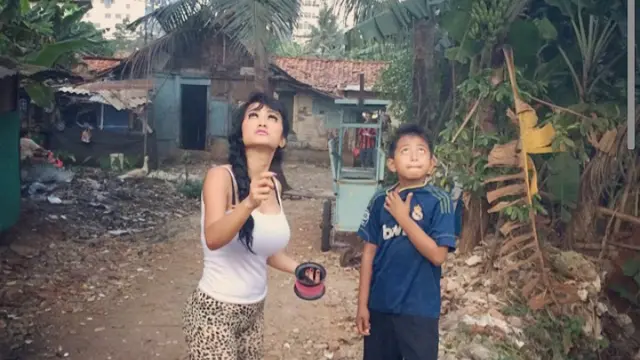 Beginilah Gaya Jupe Jadi Sutradara, Tetap Seksi