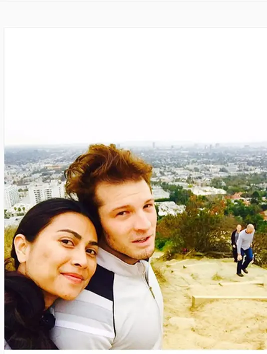 Cewek kelahiran Bandung, 20 November 1985 itu tidak mau menjelaskan siapa pria bule tersebut. (Instagram/ @uliauliani10)