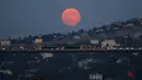 Fenomena Supermoon muncul di atas jembatan Bosphorus di Istanbul, Selasa (9/9/14). (REUTERS/Murad Sezer)