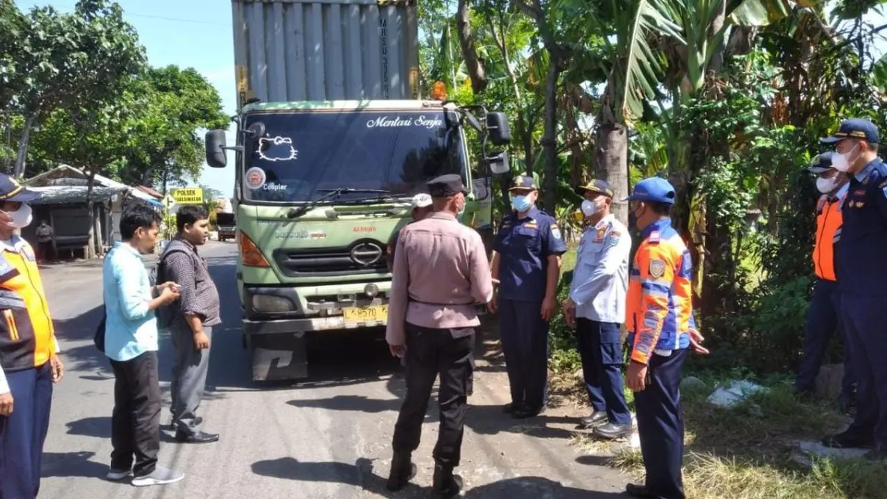 Petugas gabungan menggelar razia kendaraan barang operkapasitas (ODOL) di jalan Probolinggo.