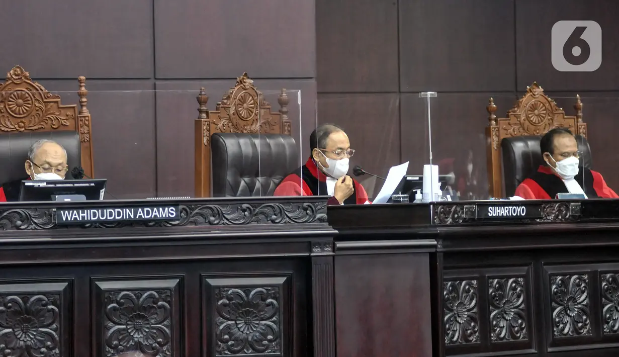 Anggota majelis hakim Mahkamah Konstitusi membacakan surat putusan saat sidang uji materi Undang-Undang Nomor 35 Tahun 2009 tentang Narkotika terhadap UUD 1945 atau legalisasi ganja untuk medis di Gedung Mahkamah Konstitusi, Jakarta, Rabu (20/7/2022). Sidang uji materi tersebut dengan pemohon Dwi Pertiwi, Santi Warastuti, Nafiah Murhayanti, Perkumpulan Rumah Cemara, Institute for Criminal Justice Reform (ICJR), dan Perkumpulan Lembaga Bantuan Hukum Masyarakat atau Lembaga Bantuan Hukum Masyarakat (LBHM). (merdeka.com/Iqbal S. Nugroho)