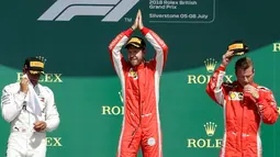 Ekspresi pembalap Ferrari, Sebastian Vettel (tengah) bersama pembalap Mercedes Lewis Hamilton (kiri) dan pembalap Ferrari Kimi Raikkonen (kanan) saat menaiki podium di Sirkuit Silverstone, Inggris, Minggu (8/7). (AP Photo/Luca Bruno)