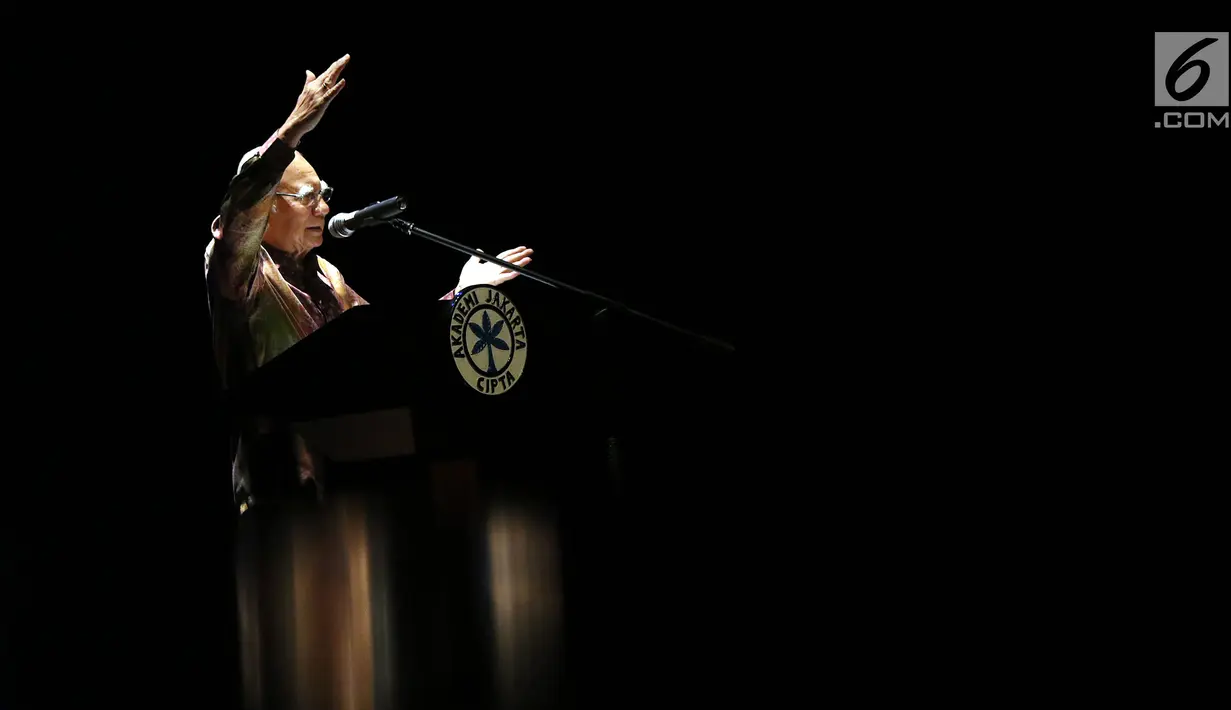 Ketua Dewan Pertimbangan Presiden periode 2010-2014, Emil Salim saat menyampaikan Renungan Pancasila di Teater Kecil TIM, Jakarta, Selasa (7/8). Renungan Pancasila merupakan tema STA Memorial Lecture pada 2018. (Liputan6.com/Helmi Fithriansyah)