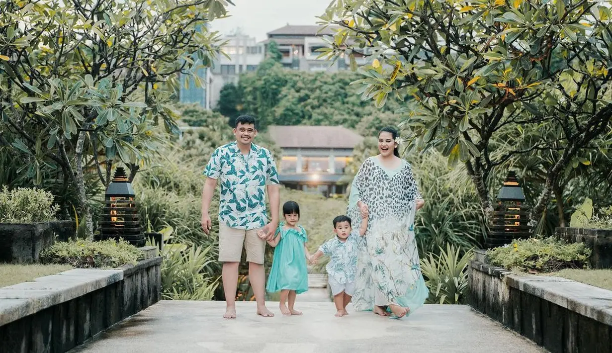 Sedangkan anak sulungnya, Sedah Mirah Nasution tak kalah cantik dengan sang ibu mengenakan dress detail ruffle warna biru.  (Instagram/garyevan).