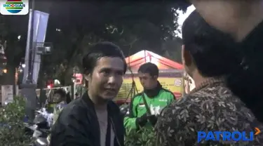 Kejadian yang berlangsung di pinggir jalan ini membuat warga melerai keduanya dan langsung melaporkan peristiwa keributan ini ke polisi.