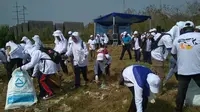 Bersih-bersih sampah plastik di pantai Cirebon bagian dari komitmen Indonesia dan Korea Selatan. Foto (Liputan6.com / Panji Prayitno)